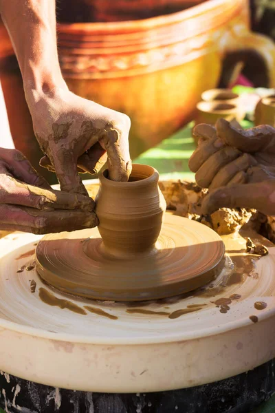 Clase Magistral Fabricación Una Jarra Arcilla Maestro Adulto Enseña Niño —  Fotos de Stock