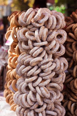 Farklı simit türleri festivali (haşhaş tohumlu, vanilyalı). Sokak yemekleri satışı