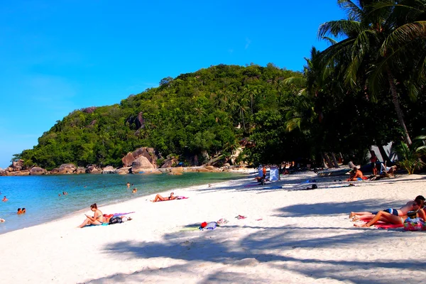 Ontspannen mensen in een tropisch strand paradijs — Stockfoto
