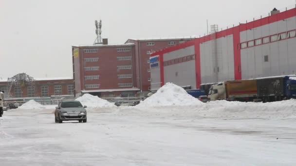 El coche de pasajeros monta en el invierno cuando la nieve en el área del almacén de la carretera — Vídeo de stock