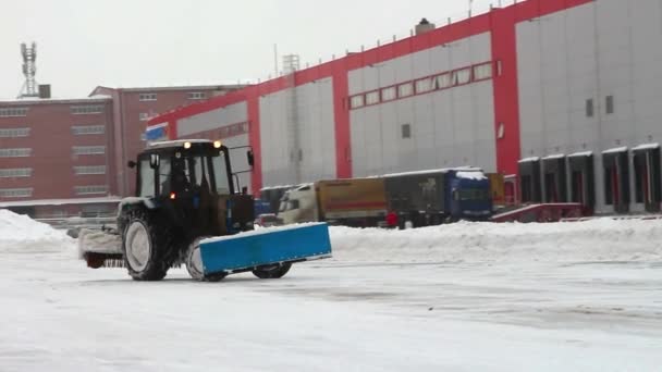 Att ta bort snö med plog, närbild av järn Snöplog trycka mycket snö bort — Stockvideo