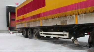 yüklü kamyon depodan hareket başlar