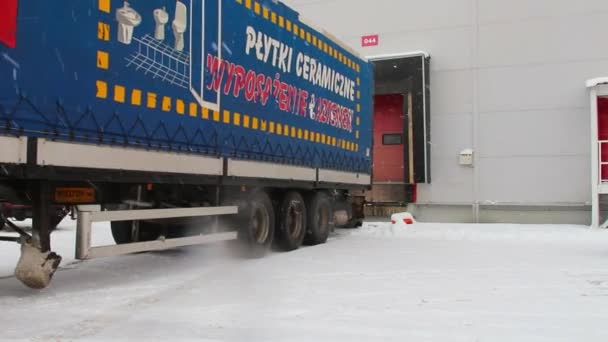 Estacionamiento descarga de carga de camión a almacén — Vídeo de stock