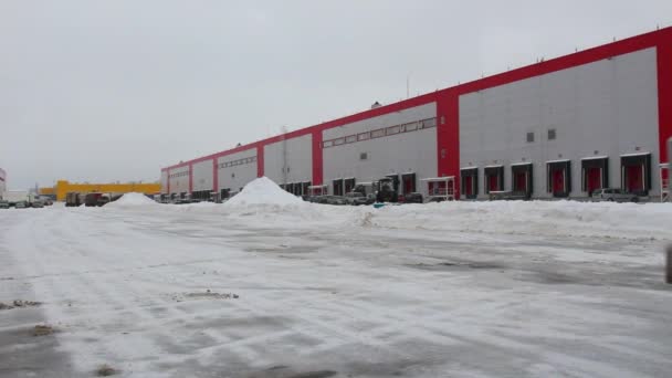 Anzahl der Lagerhallen mit dem schneebedeckten Parkplatz — Stockvideo
