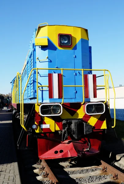 Locomotiva colorida em pé sobre carris — Fotografia de Stock