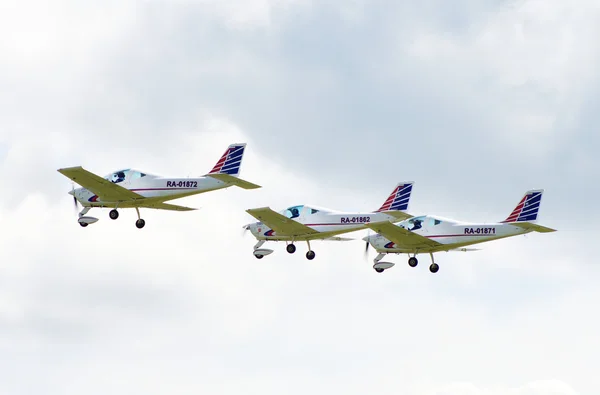 Tres aviones deportivos en el cielo — Foto de Stock