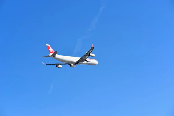 Swiss LX38 take off Zurich to San Francisco — Stock Photo, Image