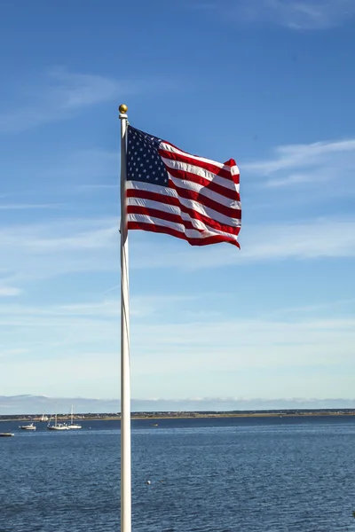 Bandera americana con bonito cielo azul y nubes —  Fotos de Stock