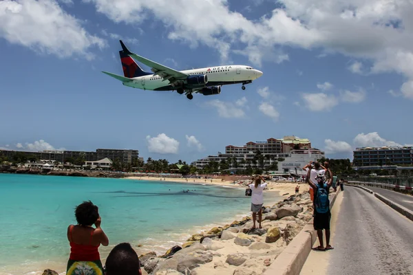 L'avion Delta atterrit sur Princess Juliana International Airp — Photo