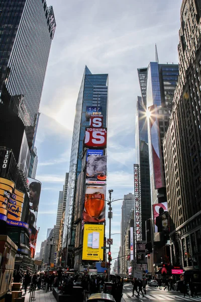 2017年10月27日 ニューヨーク アメリカ 通りから見える素敵な日に太陽の光 観光客や市民と忙しい混雑した時間広場 — ストック写真