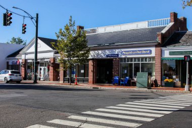 NEW CANAAN, CT, ABD - 4 Ekim 2020: New Canaan şehir merkezindeki Halk Bankası