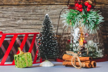 Küçük ağaç ve diğer bayram sembolleriyle Noel süslemesi