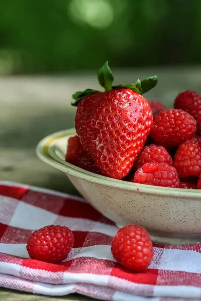 Lamponi Con Una Fragola Dentro Ciotola Sul Tavolo — Foto Stock