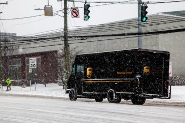 NORWALK, CT, 1 Şubat 2021: Connecticut Bulvarı 'ndaki kar gününde kargo kamyonu teslimatı.