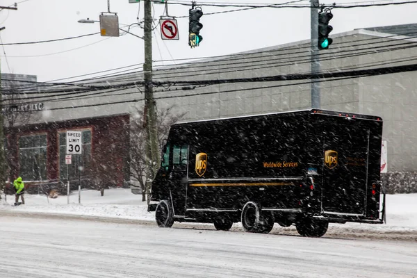 Norwalk Usa Februari 2021 Ups Vrachtwagenlevering Tijdens Sneeuwdag Connecticut Ave — Stockfoto