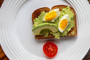 Avokado ve yumurtalı tost.