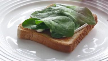 Ev yapımı sandviç hazırlama zamanı.