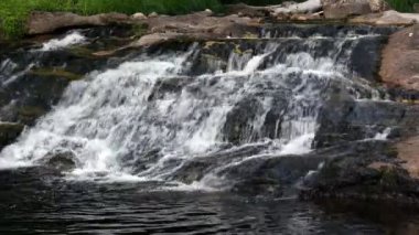 Küçük şelaleye yaklaş.