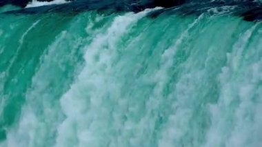 Niagara Düşüşü 'ndeki güçlü su hareketinden yakınlaş