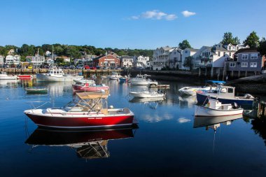 ROCKPORT, MASSACHUSSETTS, ABD - AĞUSTOS 08, 2014: Güzel bir yaz günü tekneli Rockport Limanı manzarası.