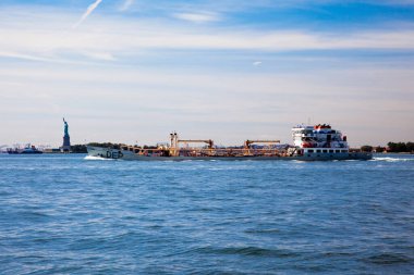 New York, New York, ABD - 21 Eylül 2009: Red Hook Deep Bot wityh Özgürlük Heykeli Mavi gökyüzü ve bulutlarla dolu güzel bir günde