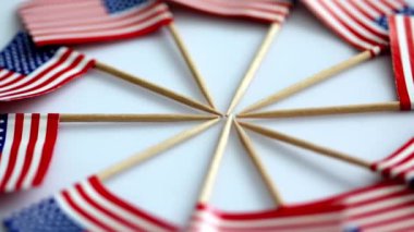 Beyaz arkaplanda dönen küçük Amerikan bayrağı