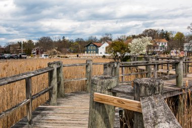 WESTPORT, CT, ABD - 19 Nisan 2021 Güzel bir bahar günüyle Parker Harding Plaza 'daki sahil yürüyüşünden