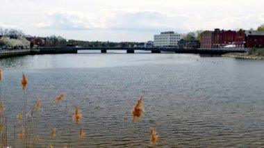 WESTPORT, CT, ABD - 19 Nisan 2021 İlkbahar günü Parker Harding Plaza 'daki sahil yürüyüşünden