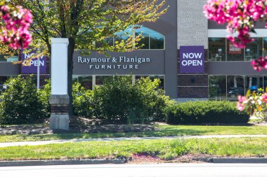 NORWALK, CONNECTICUT - 6 Mayıs 2021: Raymour ve Flanigan mobilya mağazasının önünde