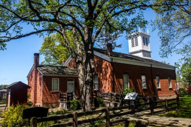 NORWALK, CONNECTICUT - 6 Mayıs 2021: 1835 tarihli Mill Hill tarihi parkında yer alan Norwalk eski şehir konağı