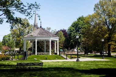 NORWALK, CONNECTICUT, ABD - 6 Mayıs 2021: Güzel bir bahar gününde Norwalk 'ta Yeşil Gazebo