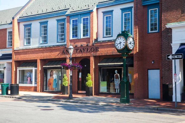 NEW CANAAN, CT, USA- 13 HAZİRAN 2021: Pazar sabahı mağaza vitrinleriyle boş Elm Sokağı