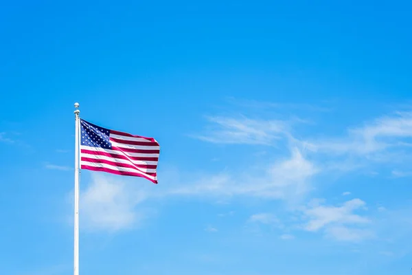 蓝天白旗挂在杆子上的美国国旗 — 图库照片