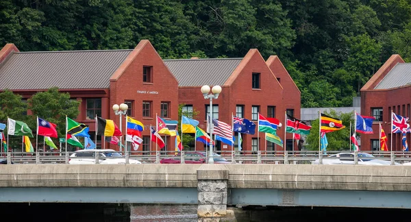 Стопорт Штат Коннектикут Сша Июня 2021 Года Флаги Ждут Мосту — стоковое фото