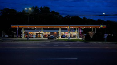 NORWALK, CT, ABD - 24 HAZİRAN 2021: Post Road 'daki gece lambalı deniz kabuğu benzin istasyonu