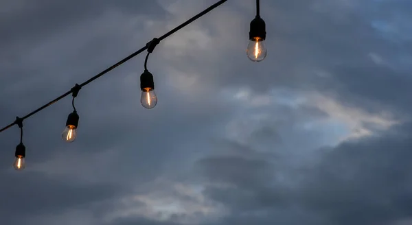 Lampadine Con Sfondo Cielo Serale Nuvoloso — Foto Stock