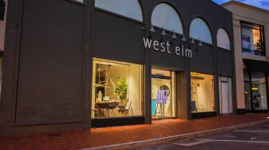 WESTPORT, CT, ABD - 4 Temmuz 2021 Saugatuck Nehri yakınlarındaki park alanından Batı Elm mağazasının giriş görüntüsü