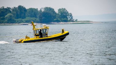 NORWALK, CT, ABD - 6 Temmuz 2021: Balf Pasture plajı yakınlarındaki çekici servisi