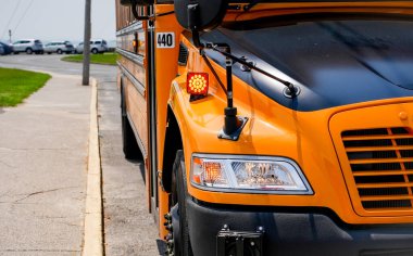 NORWALK, CT, ABD - 6 Temmuz 2021: Ripka 'nın Brach Cafe yakınlarındaki Calf Pasture plajındaki okul otobüsü