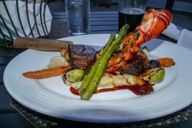 Kuşkonmazlı biftekli ıstakoz kuyruğu.