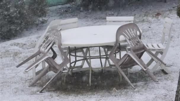 Gartentisch Mit Stühlen Draußen Winter Mit Schnee Bedeckt — Stockvideo