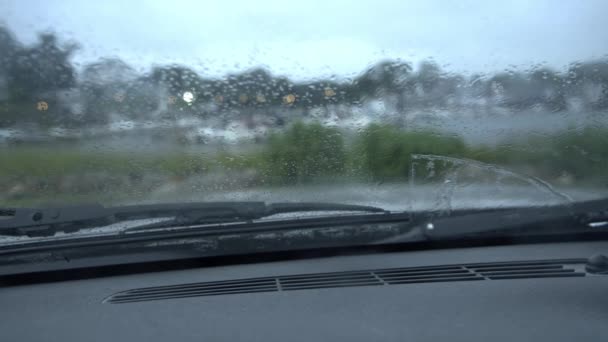 Widok Samochodu Deszczowe Dni Pobliżu Wody Ruchu Wycieraczek — Wideo stockowe
