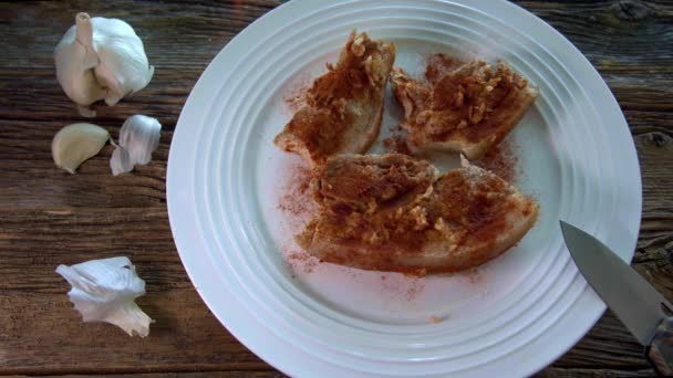 Προσθήκη Σκόνη Πάπρικα Στο Μαγειρεμένο Χοιρινό Κρέας Πλευρά Κοιλιά — Αρχείο Βίντεο