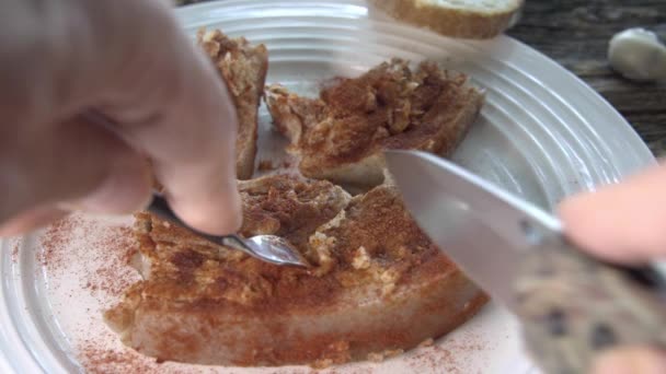 Cortar Costillas Cerdo Cocidas Cubiertas Con Pimentón Rojo Polvo Ajo — Vídeos de Stock