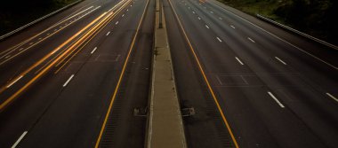 Otobanın ayrıntıları ve sabah yolculuk ışıkları.