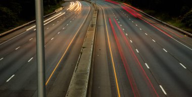 Otobanın ayrıntıları ve sabah yolculuk ışıkları.