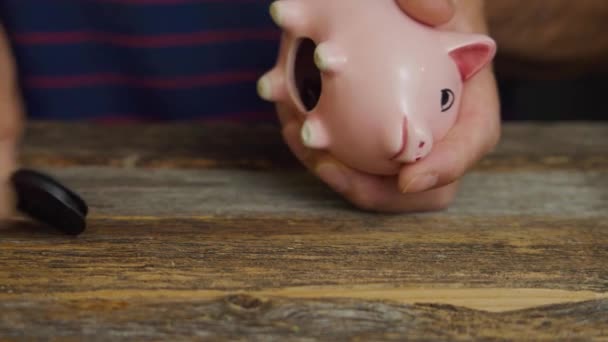 Παίρνοντας Χρήματα Από Ροζ Κουμπαρά Εξοικονομώντας Χρήματα — Αρχείο Βίντεο