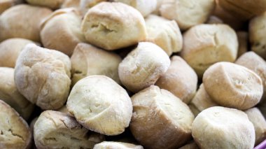 Geleneksel Slovakya Noel arifesi yemek hamuru toplarına opekance ya da bobalky denir ve genellikle topraklanmış haşhaş tohumu, pudra şekeri ve erimiş tereyağı ile servis edilir. Önce sütle ya da sıcak suyla yumuşar..