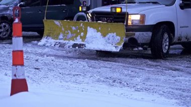 NORWALK, CT, ABD - 27 Aralık 2025: Yolları temizlemeye çalışan saban kamyonları gibi Norwalk sokaklarını yoğun kar kaplıyor. Sürücüler kış havasında yol alırlar.