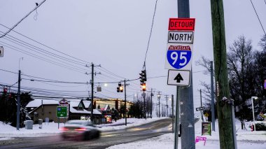 NORWALK, CT, ABD - 27 ARALIK 2025: Sahne, kış havasının kasabaya etkisini gösteriyor..